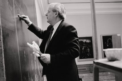 John Brealy, durante la restauración de 'Las meninas' en 1984. 