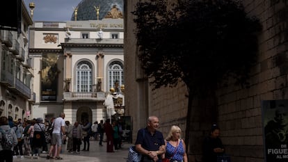 Turistas paseando por las calles peatonales que rodean el Museo Dalí de Figueres, esta semana.