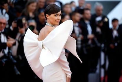Yorgos Lanthimos, Hong Chau, Willem Dafoe, Emma Stone, Joe Alwyn, Jesse Plemons, Mamoudou Athie, Hunter Schafer y  Margaret Qualley, a su llegada al estreno del film 'Kinds of Kindness', en el festival de Cannes el 17 de mayo. 
