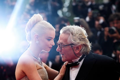 La actriz Anya Taylor-Joy junto al director George Miller posan en la alfombra roja del festival de Cannes, durante la presentación de la película 'Furiosa', el 15 de mayo.