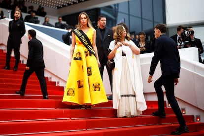 Laura Blajman-Kadar, superviviente de los ataques del 7 de octubre en el festival de música Nova por parte de Hamás, aparece con un vestido amarillo decorado con rostro de los rehenes secuestrados por la organización terrorista. En una banda negra se puede leer "Traedlos a casa", el 15 de mayo en Cannes.
