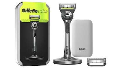 La maquinilla de afeitar manual Gillette Labs viene con un práctico estuche de viaje.
