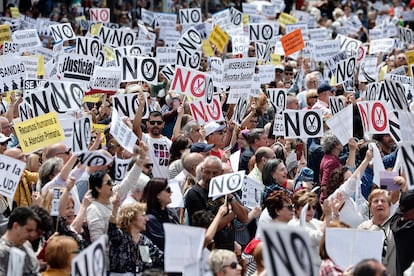Centenares de personas participan en la protesta en defensa de la sanidad pública, este domingo en Madrid.