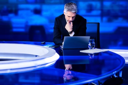 Pocos minutos antes de que empiece el informativo, Carlos Franganillo repasa en el plató las frases con las que abrirá el noticiero.