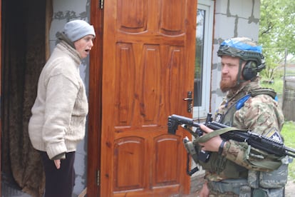 Una mujer se niega a ser evacuada de Vovchansk, Ucrania, el 16 de mayo.