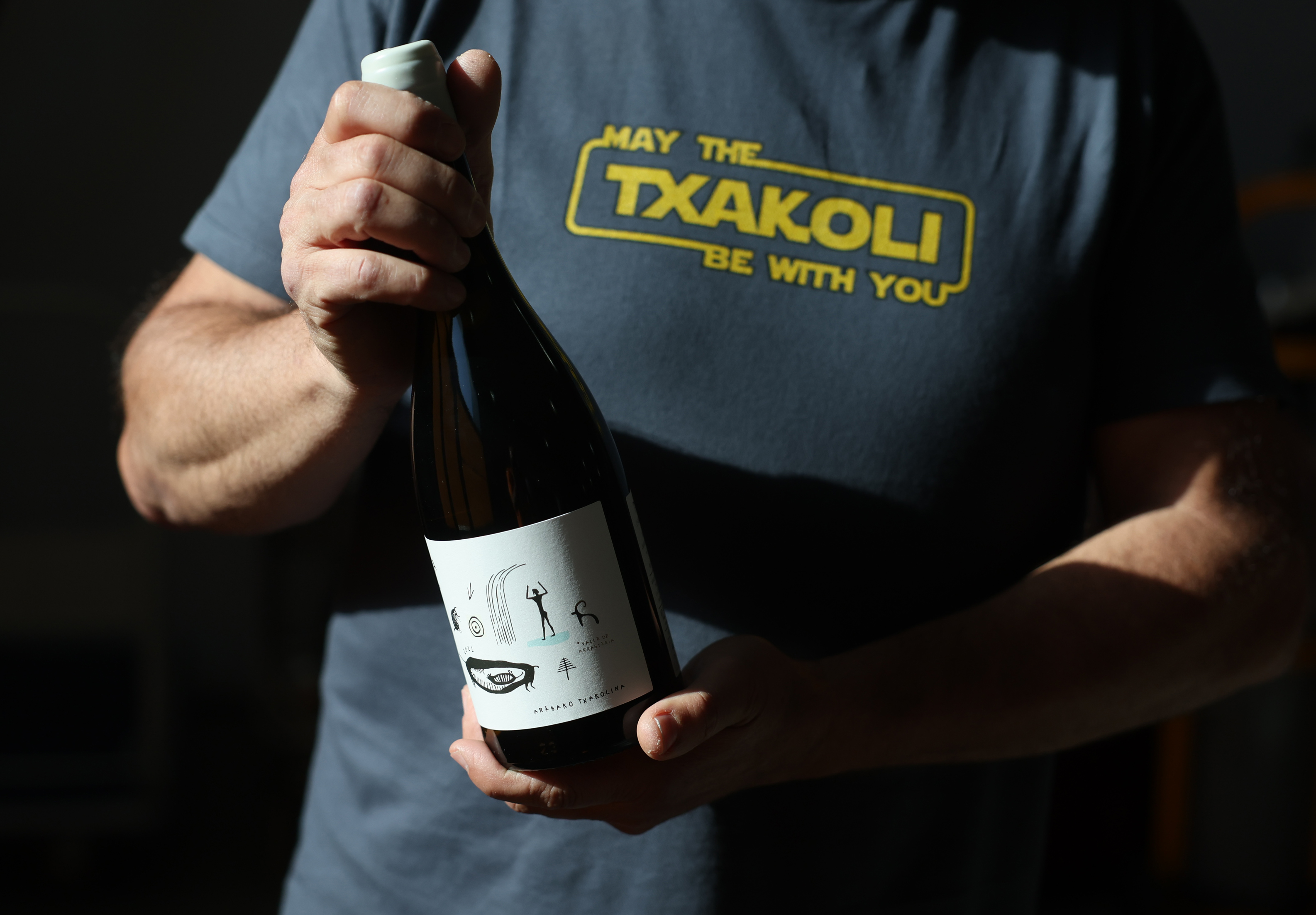 Juanjo Tellaetxe sostiene una de las botellas del Hondarribi Zuri de Tantaka.