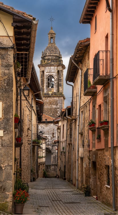 Una de las calles del casco histórico de la villa de Antoñana (Álava).