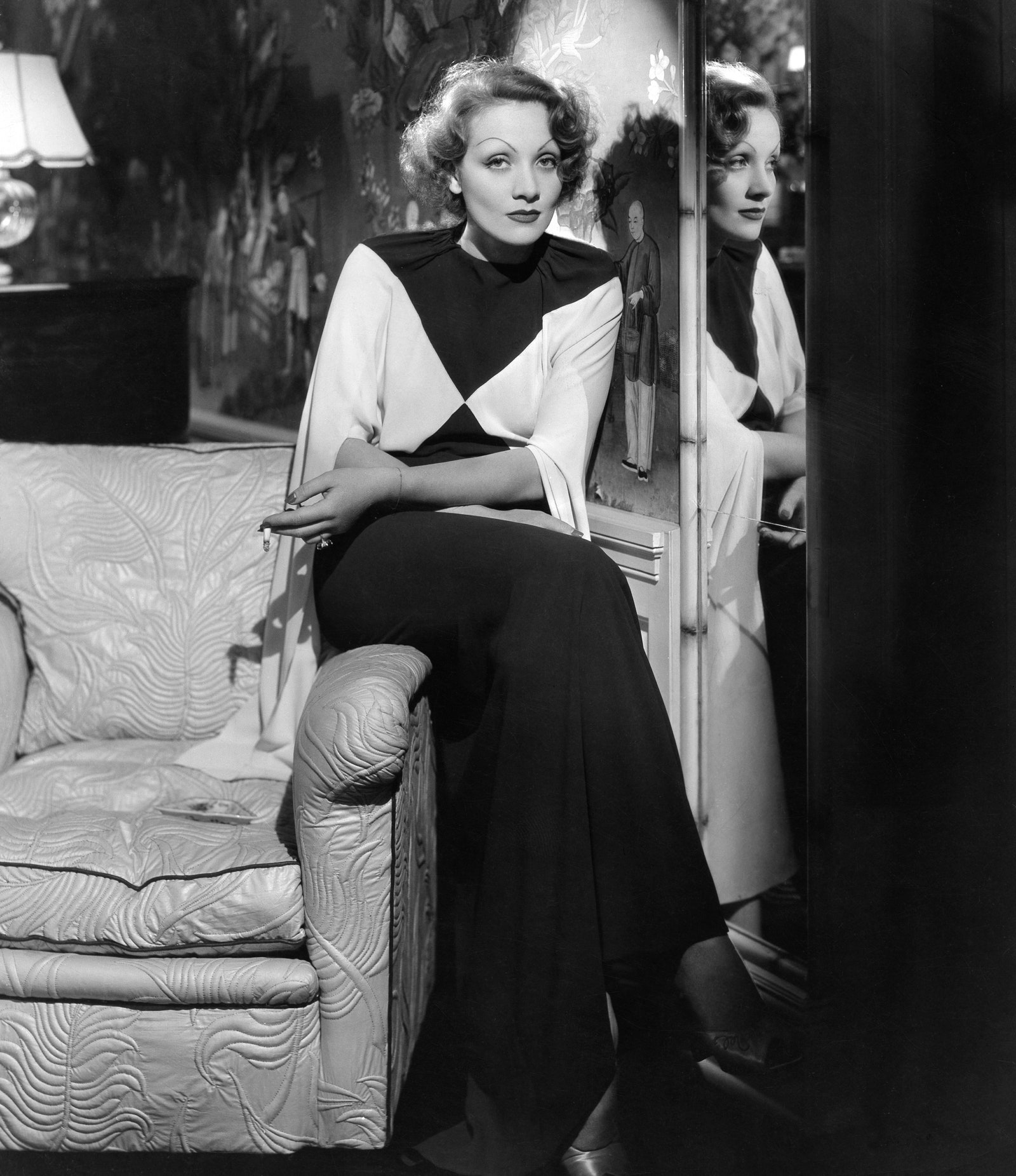 Marlene Dietrich con un diseño homenaje a Lucien Lelong .