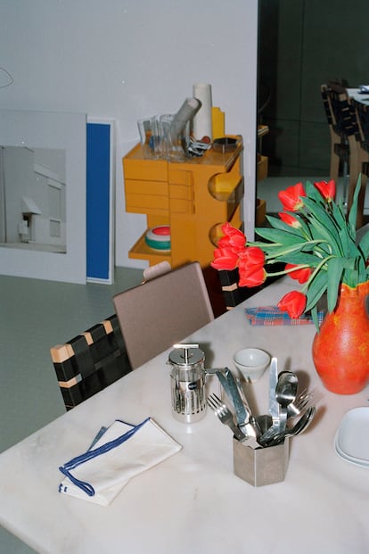 Una vista del salón sobre la mesa