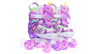 Patines violetas con peluches de unicornios.