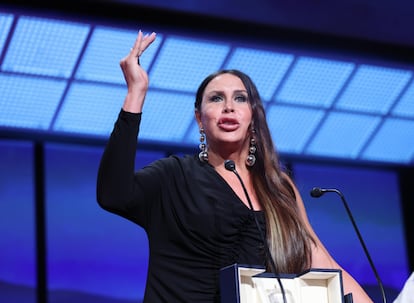 La actriz española Karla Sofía Gascón recibe el premio de Mejor actriz por 'Emilia Perez'.