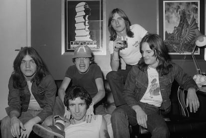 AC/DC en 1976. De izquierda a derecha: Malcolm Young (guitarra), Bon Scott (abajo, voz), Angus Young (guitarra), Phil Rudd (batería) y Mark Evans (bajo). 