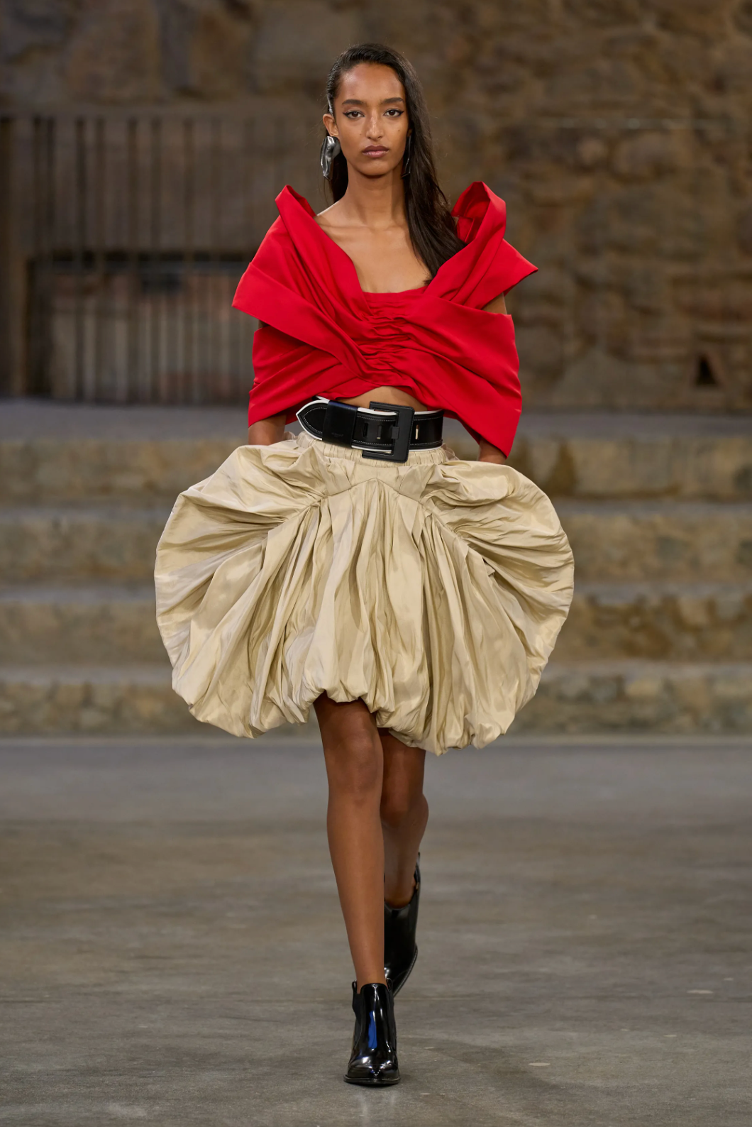 louis vuitton desfile crucero 2025 look rojo