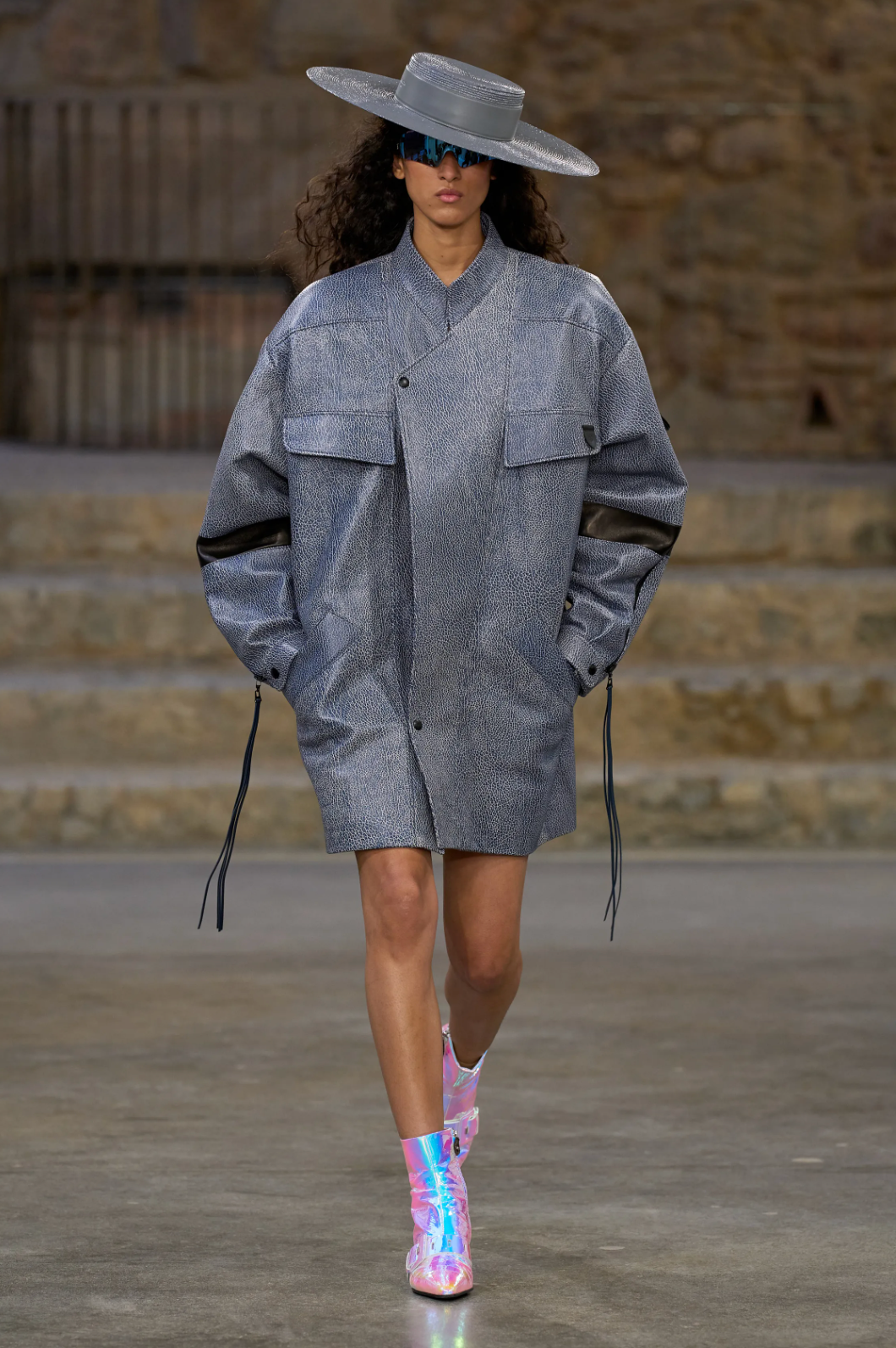 louis vuitton desfile crucero 2025 look gris