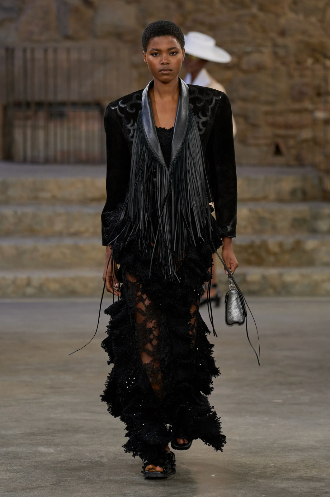 Arquitectura ensoñación y referencias a España así fue el desfile Crucero 2025 de Louis Vuitton en Barcelona