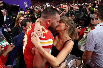 Taylor Swift y Travis Kelce se besan tras ganar este último la Super Bowl el pasado 11 de febrero en Las Vegas.