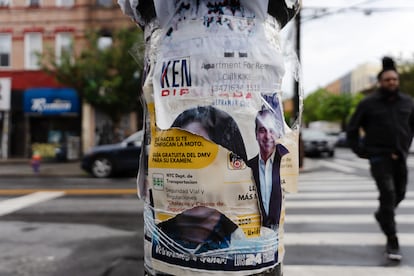 Letreros en inglés y español en una farola de Bushwick, Nueva York, el 23 de mayo de 2024.