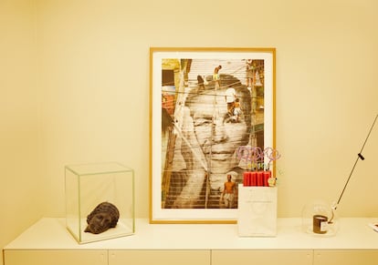 Obras de arte en la tienda que intenta recrear el universo creativo del diseñador parisiense.