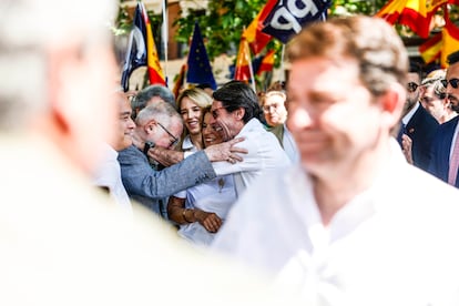 El filósofo y escritor Fernando Savater (a la izquierda) conversa con el expresidente del Gobierno José María Aznar. En el centro, la esposa de José María Aznar, Ana Botella, y Cayetana Álvarez de Toledo, diputada del PP en el Congreso de los Diputados.