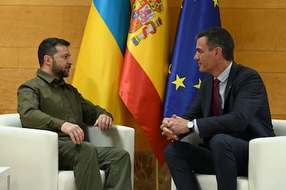 Pedro Sánchez (derecha) conversa con el presidente de Ucrania, Volodímir Zelenski, durante la cumbre de la Comunidad Política Europea celebrada en Granada en 2023.
