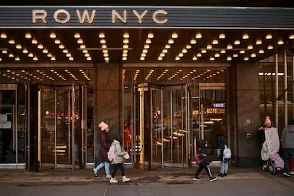 Migrantes caminan al frente del hotel Row de la ciudad de Nueva York en diciembre de 2023