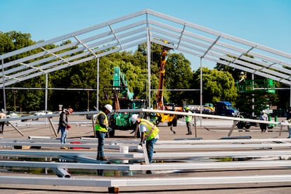 Trabajadores levantan un hangar para dar cobijo a migrantes en el parque Orchard Beach del Bronx de Nueva York