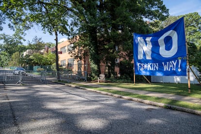 Una pancarta de protesta en la Academia Saint John Villa de Nueva York, reconvertida en refugio para inmigrantes sin hogar, en septiembre de 2023
