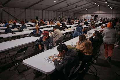 Migrantes comen en el refugio de Randall's Island, en abril.
