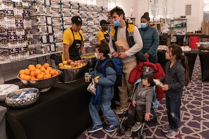 Una familia de solicitantes de asilo en Estados Unidos recibe alimentos como parte de la asistencia social del Estado
