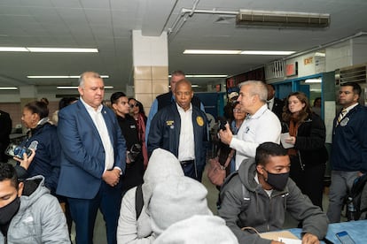 Eric Adams (centro) visita un colegio de Nueva York habilitado como albergue, en febrero pasado.