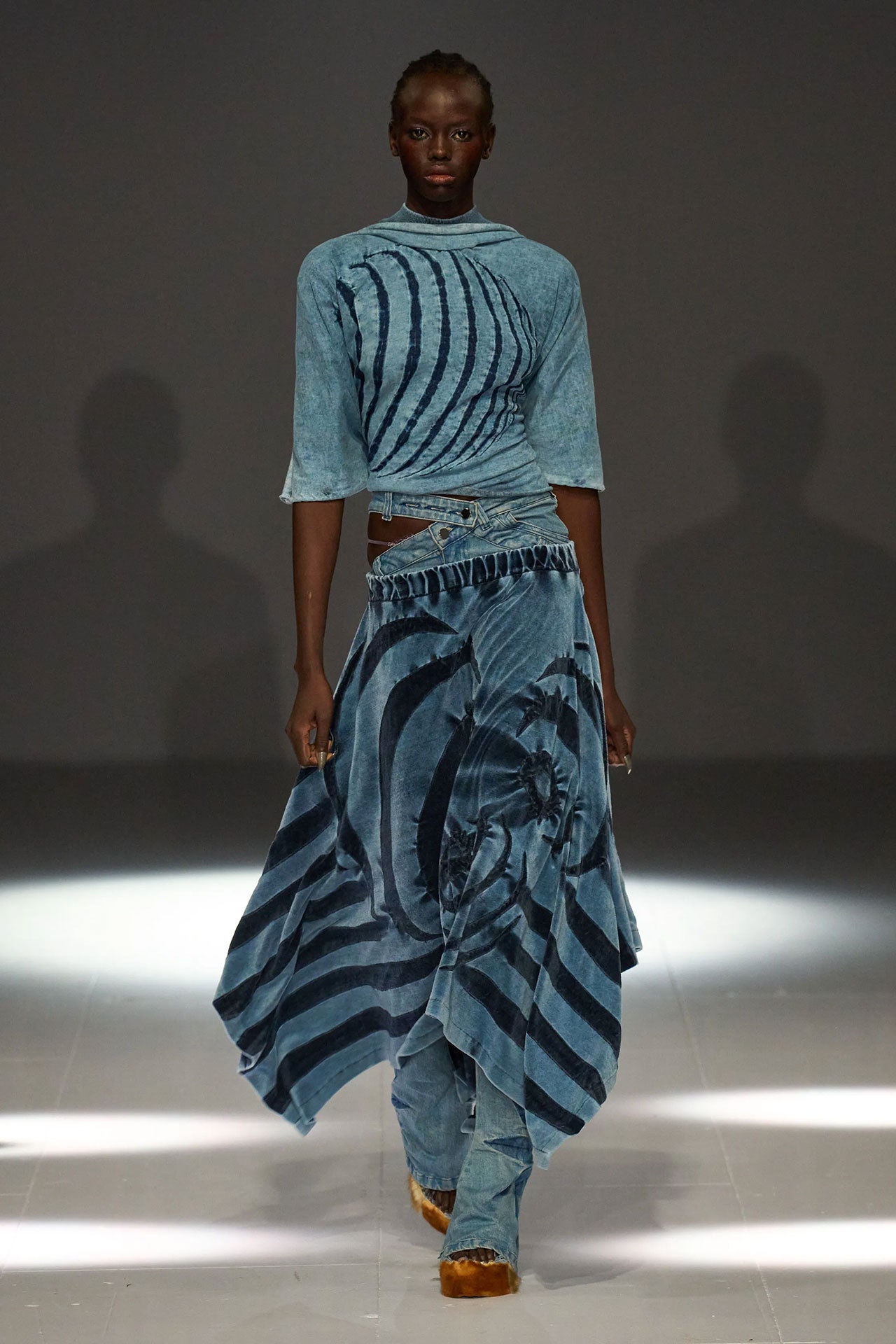 vaqueros vistosos una de las tendencias en jeans del otoño 2024