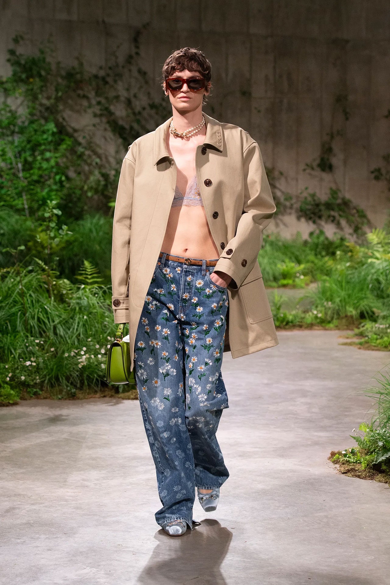 vaqueros vistosos una tendencia vista en Gucci crucero 2024