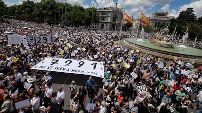 La plataforma Vecinas y vecinos de barrios y pueblos de Madrid ha convocado este domingo en Madrid una manifestación en defensa de la sanidad pública y para protestar contra las políticas del Ejecutivo madrileño que consideran como "desmantelamiento y privatización" de este servicio.