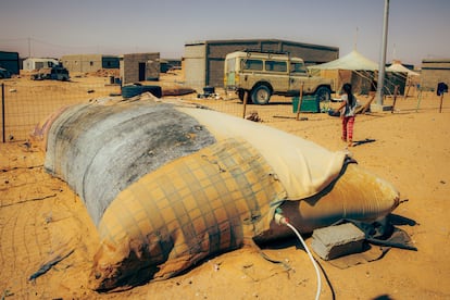 El agua es un bien muy escaso en los campamentos de refugiados saharauis en Tinduf (Argelia). Junto a cada vivienda hay uno de estos depósitos flexibles (blader) que normalmente se emplean en emergencias humanitarias para clorar y almacenar agua potable para las poblaciones que se han quedado sin ella por una catástrofe o conflicto. Aquí, se han convertido en estructuras permanentes para que las familias dispongan del agua que les corresponde cada mes. 