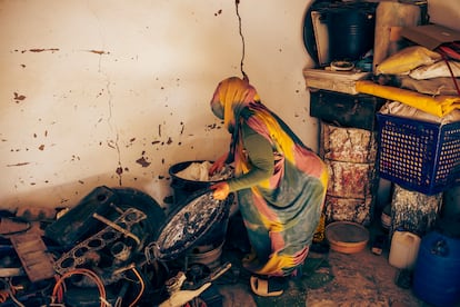 Hasina Mahfud Zadfi vive en la wilaya de Auserd, en Tinduf. Tan pronto recoge su cesta de alimentos, los almacena en una estancia de su vivienda dentro de unos bidones con tapa para que los ratones y los insectos ataquen la comida y la echen a perder. 