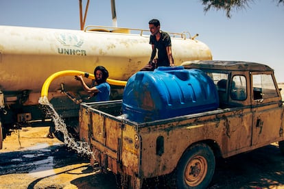 El agua se extrae de pozos excavados en la hamada (desierto pedregoso). Hay varios repartidos por las 'wilayas'. Después, es tratada en Rabuni, la ciudad administrativa de los campamentos, para poder distribuirla entre la población. Aunque es de mala calidad, según las ONG, es apta para su consumo. Para dar de beber a los animales, camellos y cabras son los más abundantes, los vecinos colectan agua directamente del pozo. 