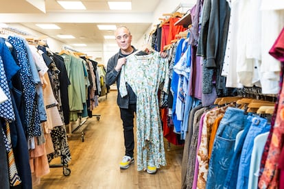  Javier Gutiérrez enseña una de las prendas de la tienda de ropa de Cáritas Moda re.