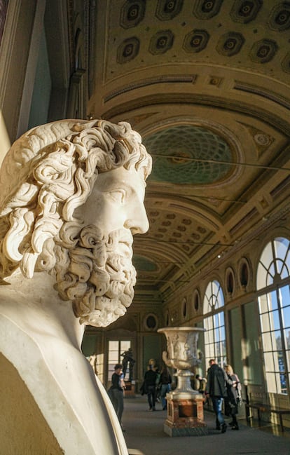 Escultura romana en uno de los pasillos de la galería Uffizi.