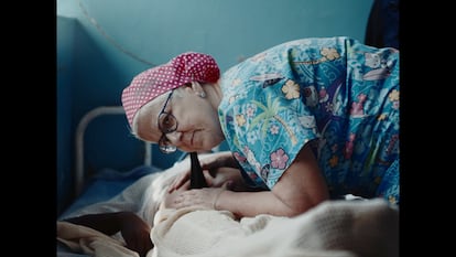 La matrona Chintina Martínez atiende a una paciente en este fotograma de 'El Juramento'.