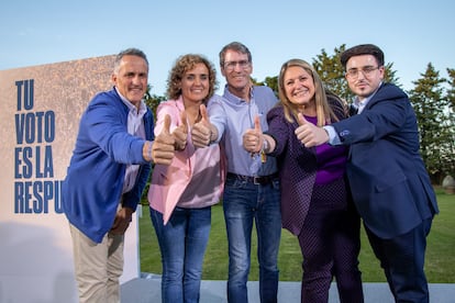 Desde la izquierda, el alcalde de Navarrete, José María Pastor; la cabeza de lista de la candidatura del PP a las elecciones al Parlamento Europeo, Dolors Montserrat; el presidente del PP de La Rioja, Gonzalo Capellán, y los candidatos riojanos al Parlamento Europeo, Esther Herranz y Mario Nafrí, en un acto de su partido en Navarrete (La Rioja), el 24 de mayo.
