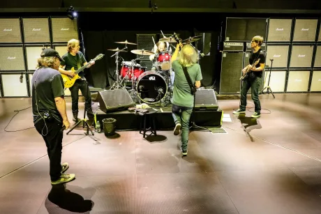 AC/DC ENSAYAN EN UN GRUPO QUE SÓLO QUEDAN BRIAN JOHNSON Y ANGUS YOUNG
