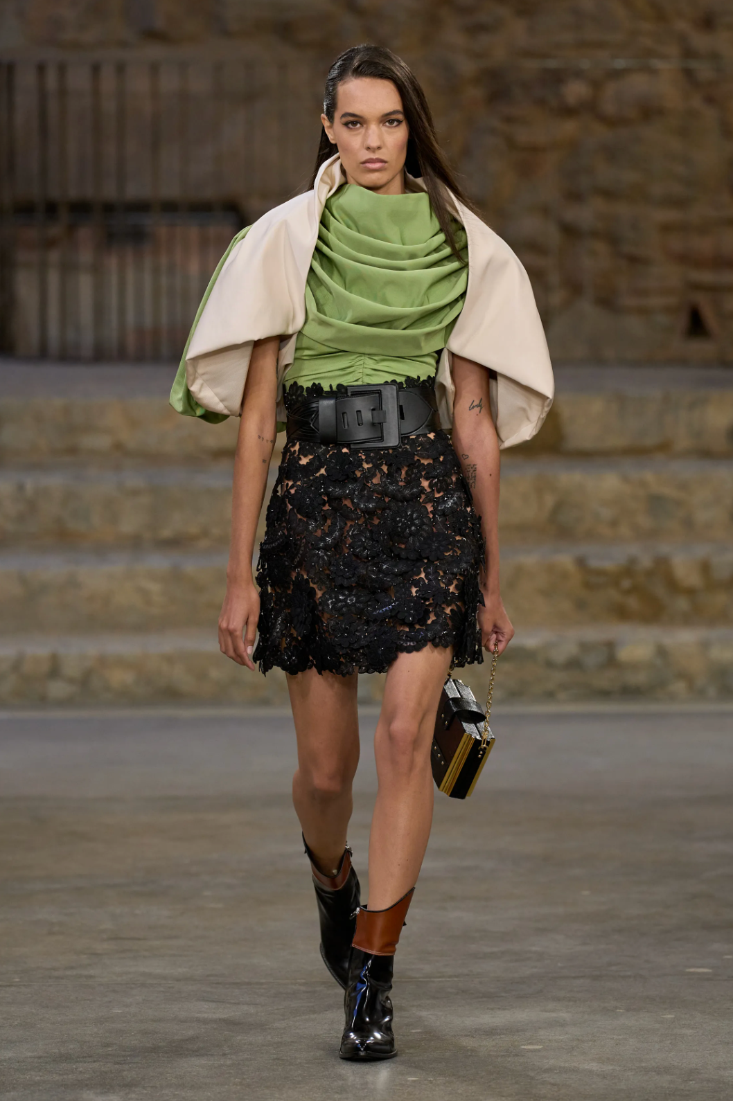 louis vuitton desfile crucero look verde