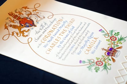 Detalle del 'Rollo de Coronación' presentado en el palacio de Buckingham, en Londres, el 1 de mayo de 2024.