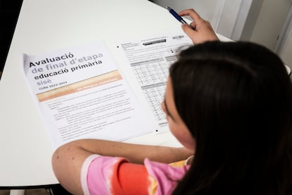 Una alumna de 6º de primaria, realizando las pruebas de final del etapa, en abril. 