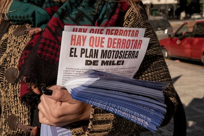 Una mujere lleva peropaganda contra las medidas de Milei durante el paro nacional del 9 de mayo en Buenos Aires.