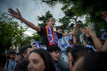 Aficionados del Real Madrid celebra la conquista de La Liga en la plaza de La Cibeles. 