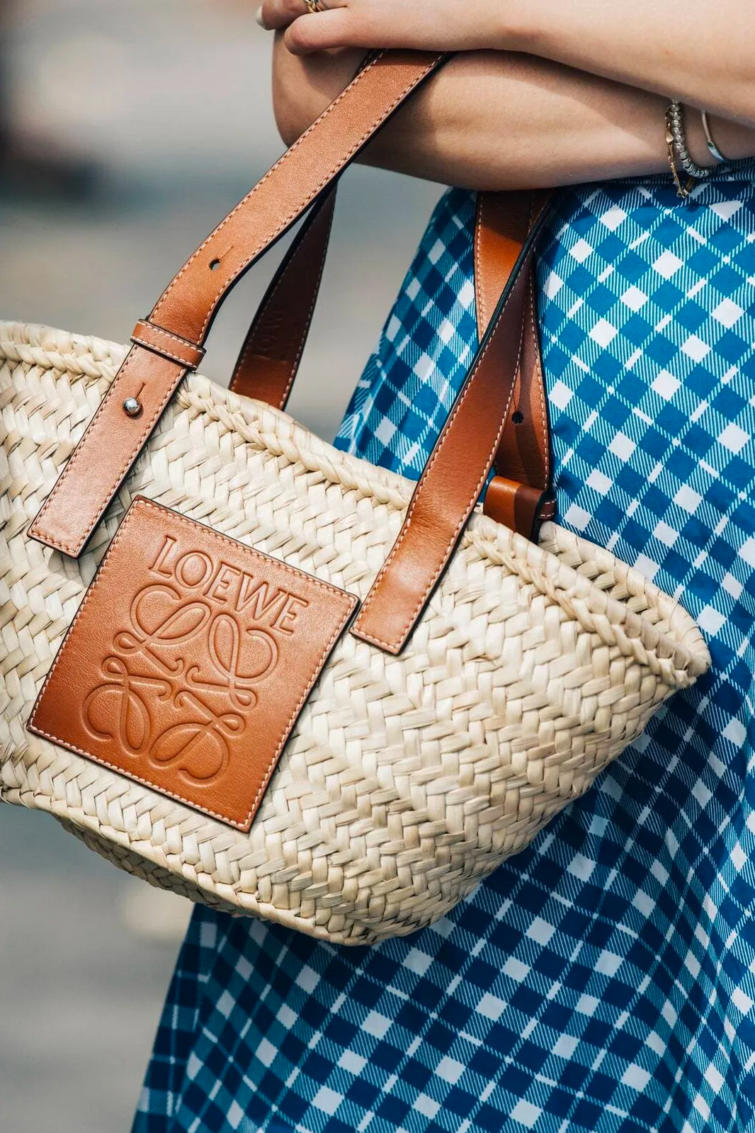 bolso loewe capazo rafia tendencia