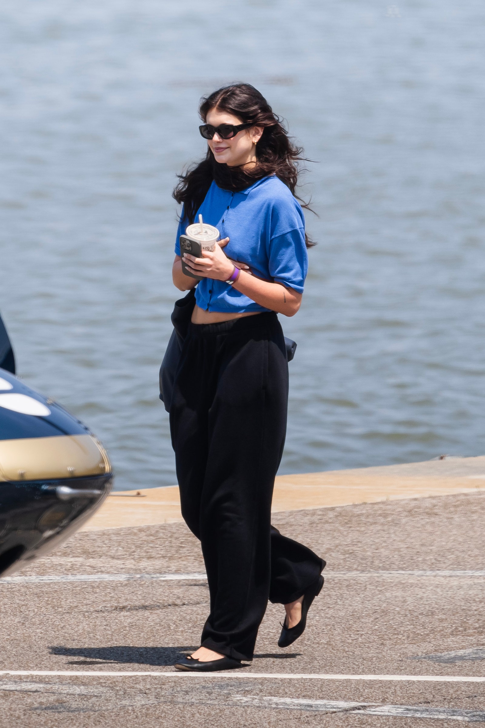 Kaia Gerber fotografiada en el helipuerto con unas bailarinas negras
