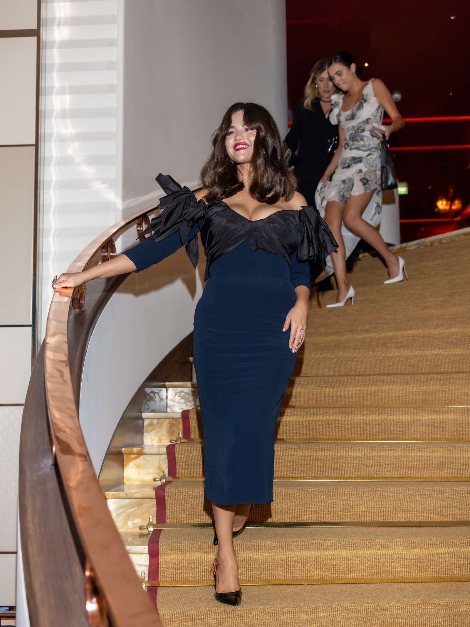 El look de invitada que llevó Selena Gomez en Cannes est inspirado en la realeza