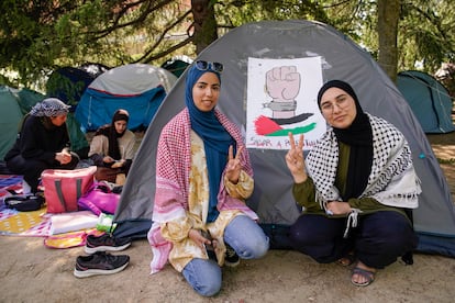 A la izquierda Khaoula Kazdar, de 24 años, y la derecha Fátima Chellaf, de 20 años, el pasado sábado en la acampada de Ciudad Universitaria de Madrid.